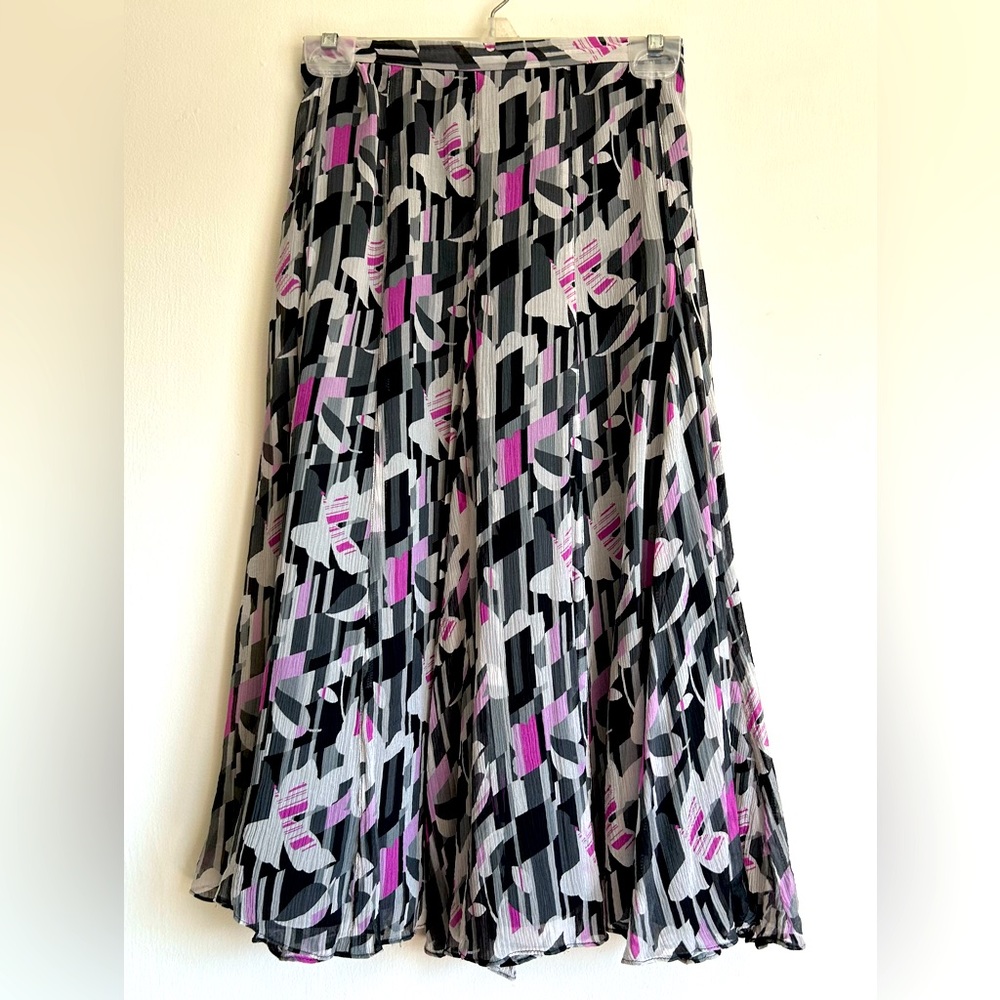 Jones New York Beautiful Silk Skirt fully lined. size 12